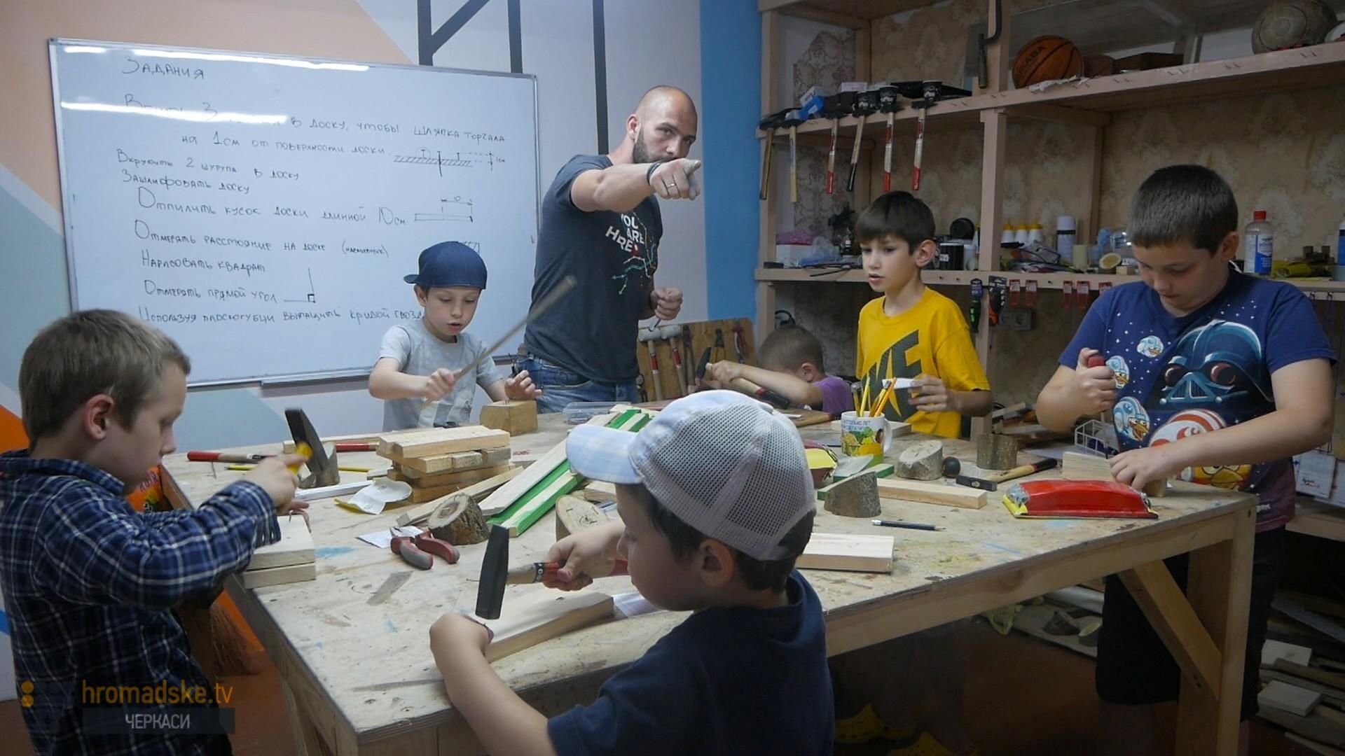 "Мудрий тесля": у Черкасах діє унікальний гурток для хлопчиків 