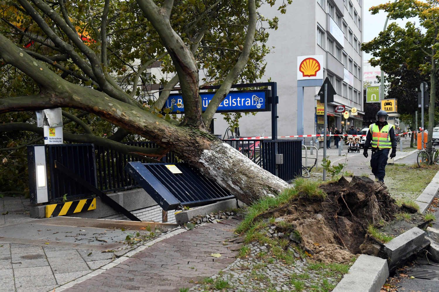 Негода у Німеччині: одна людина загинула, десятки авіарейсів скасовано Негода у Німеччині: одна людина загинула, десятки авіарейсів скасовано