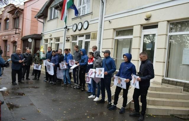 Скандал з угорськими паспортами: активісти на мітингу вимагали закриття консульства у Береговому