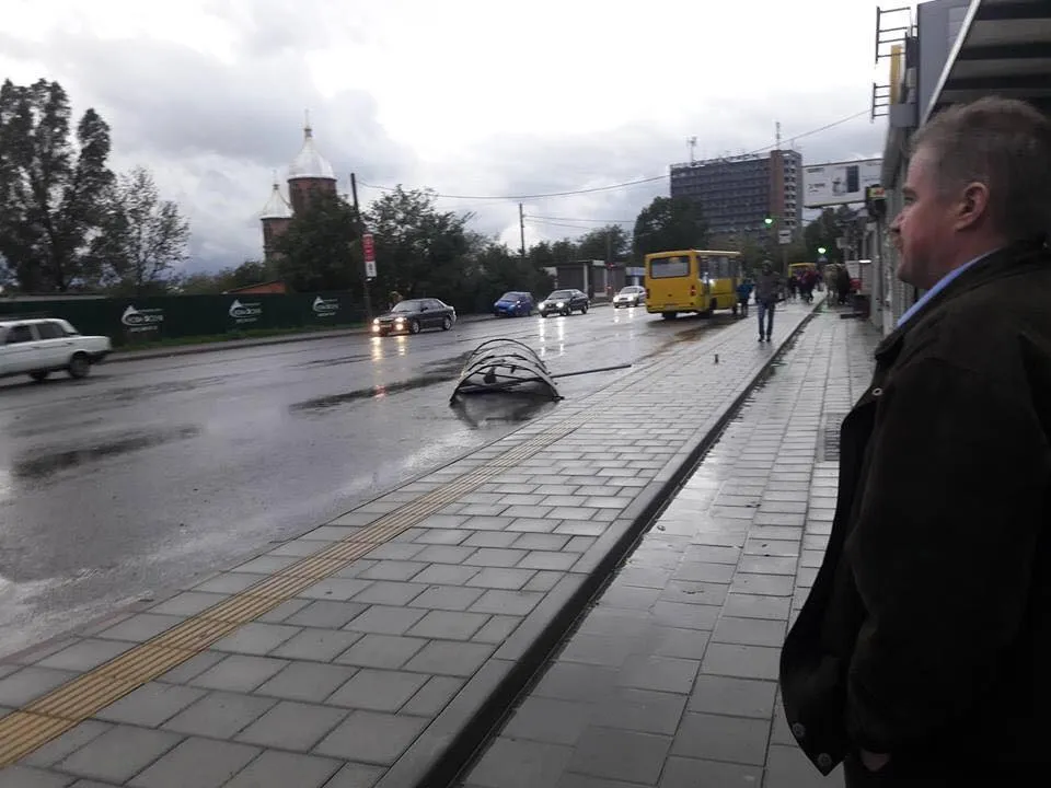 У Львові через сильні вітри літали зупинки