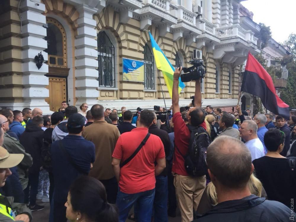 В Одессе на митинге активисты требуют отставки руководителя полиции