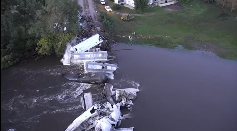 В США из-за обвала моста в реку упал поезд: шокирующее видео В США из-за обвала моста в реку упал поезд: шокирующее видео