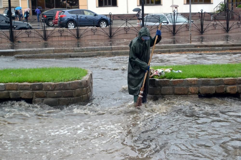 Потужна злива накрила Одесу: місто попливло і зупинилось в заторах – фото, відео Потужна злива накрила Одесу: місто попливло і зупинилось в заторах – фото, відео