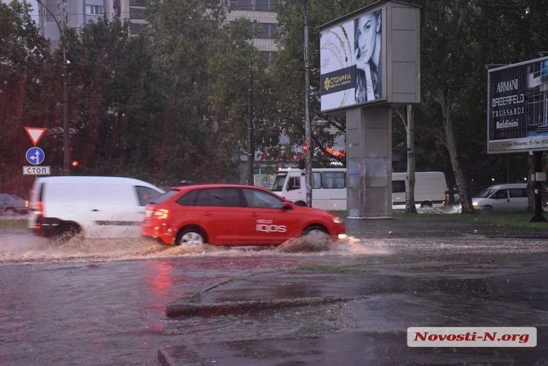 Николаев атаковал мощный ливень: непогоду сняли на фото и видео Николаев атаковал мощный ливень: непогоду сняли на фото и видео