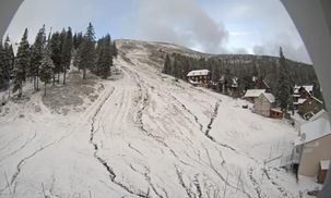 Карпаты продолжает заметать снегом: впечатляющие фото и видео