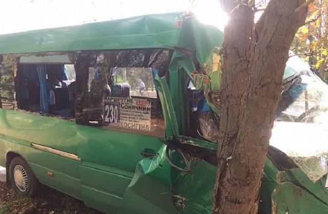 У Кривому Розі маршрутка врізалась у дерево: багато постраждалих У Кривому Розі маршрутка врізалась у дерево: багато постраждалих