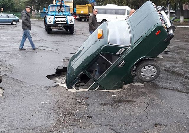 На Київщині таксі провалилось під асфальт: фото і відео