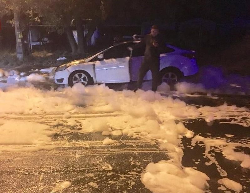 Горе-поджигатель: в Киеве злоумышленник поджег не то авто, которое ему "заказали"