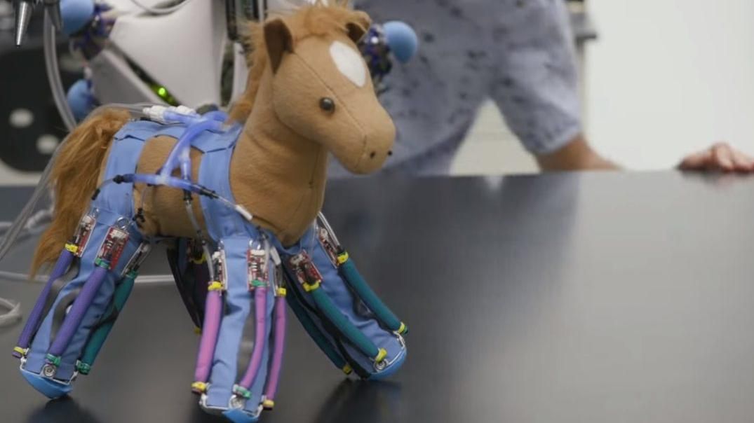 Ученые создали робокожу, которая заставит двигаться любые предметы Ученые создали робокожу, которая заставит двигаться любые предметы