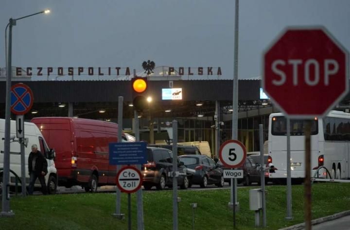 Забастовка польских пограничников: на украинско-польской границе образовались огромные очереди Забастовка польских пограничников: на украинско-польской границе образовались огромные очереди