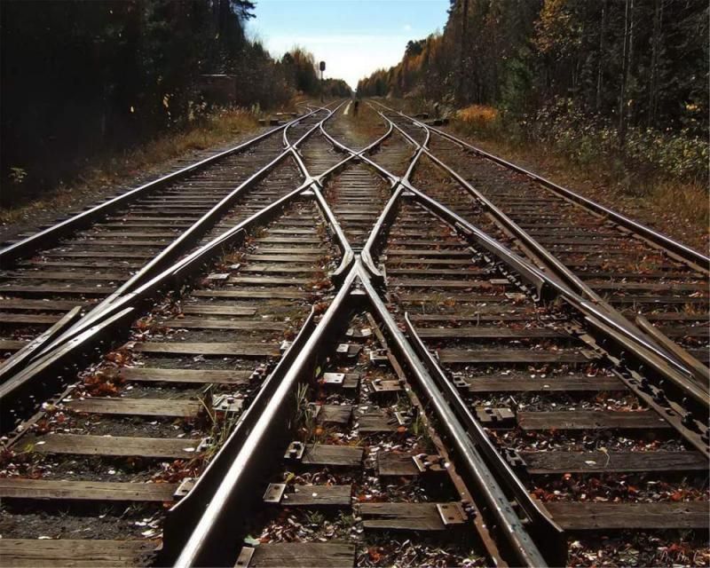 Движение поездов приостановлено на Запорожье: причина – взрывчатка на рельсах