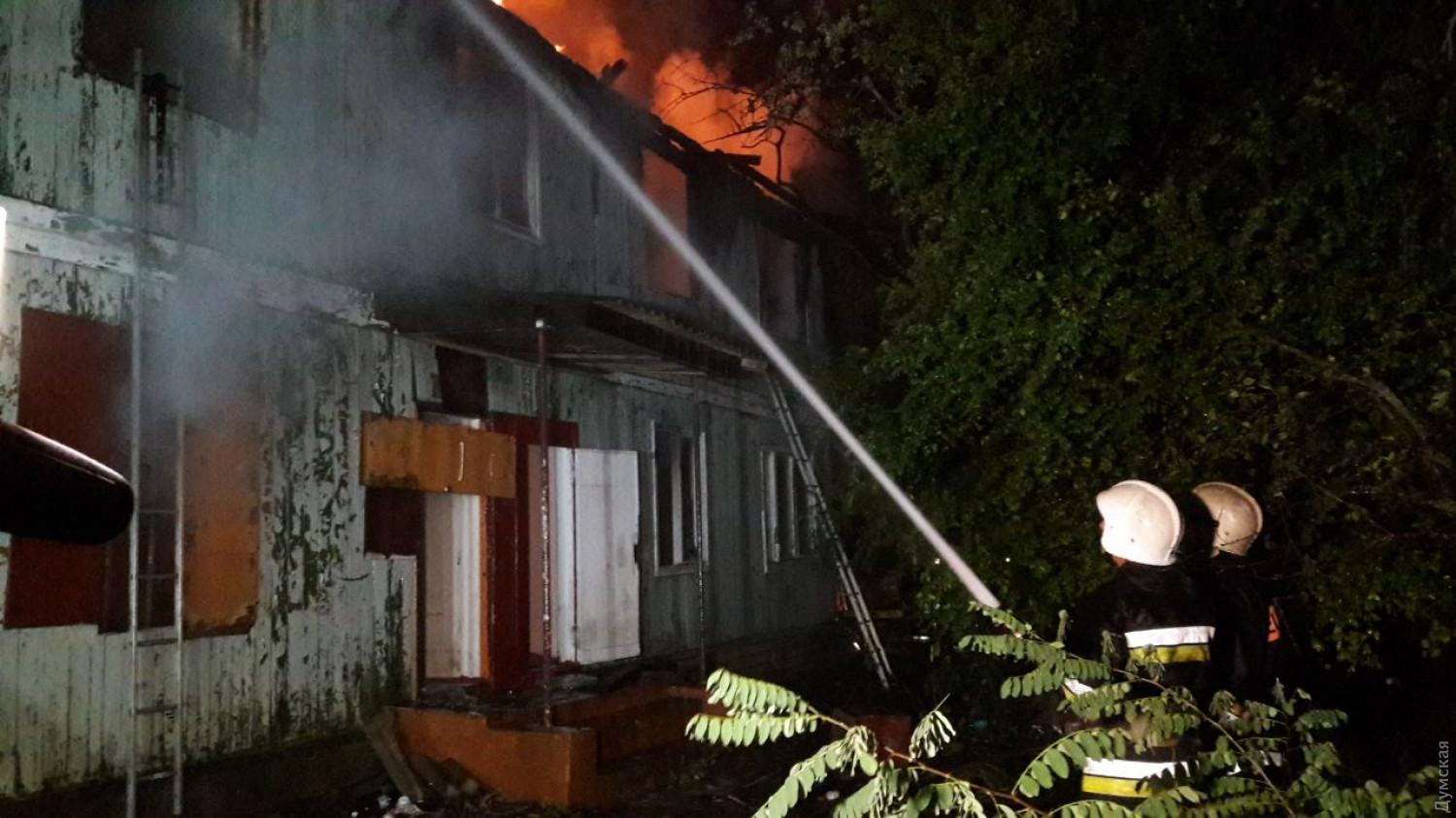 В Одессе горит санаторий, охранники заявили о поджоге: фото, видео