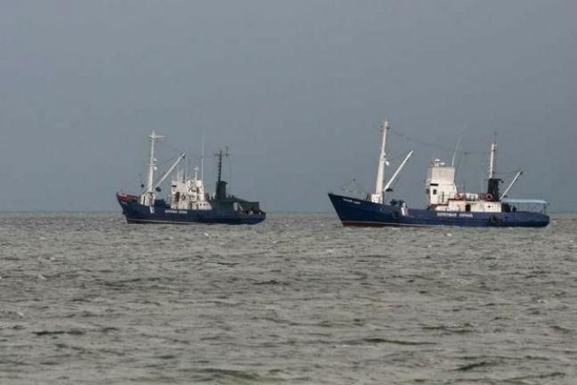 Как российский катер провоцировал украинские корабли в Азовском море: появилось видео