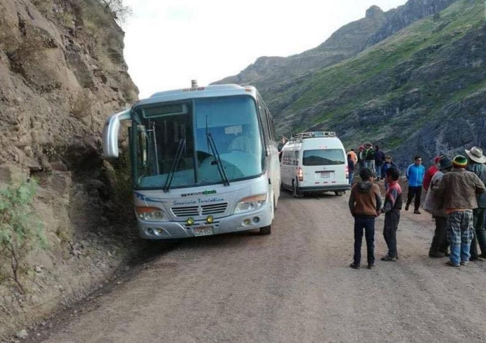 Автобус із людьми впав у 300-метрову прірву у Перу: моторошні фото з місця інциденту