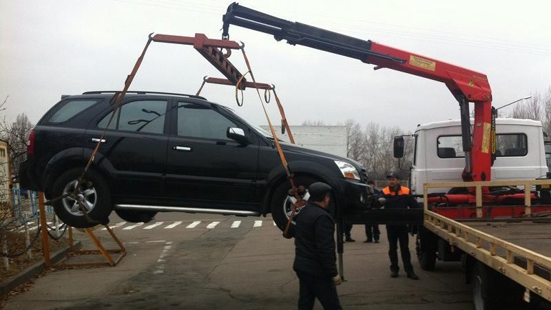 "Прибутковий бізнес з родзинкою": у Києві авто евакуює фірма, яка не має власних евакуаторів
