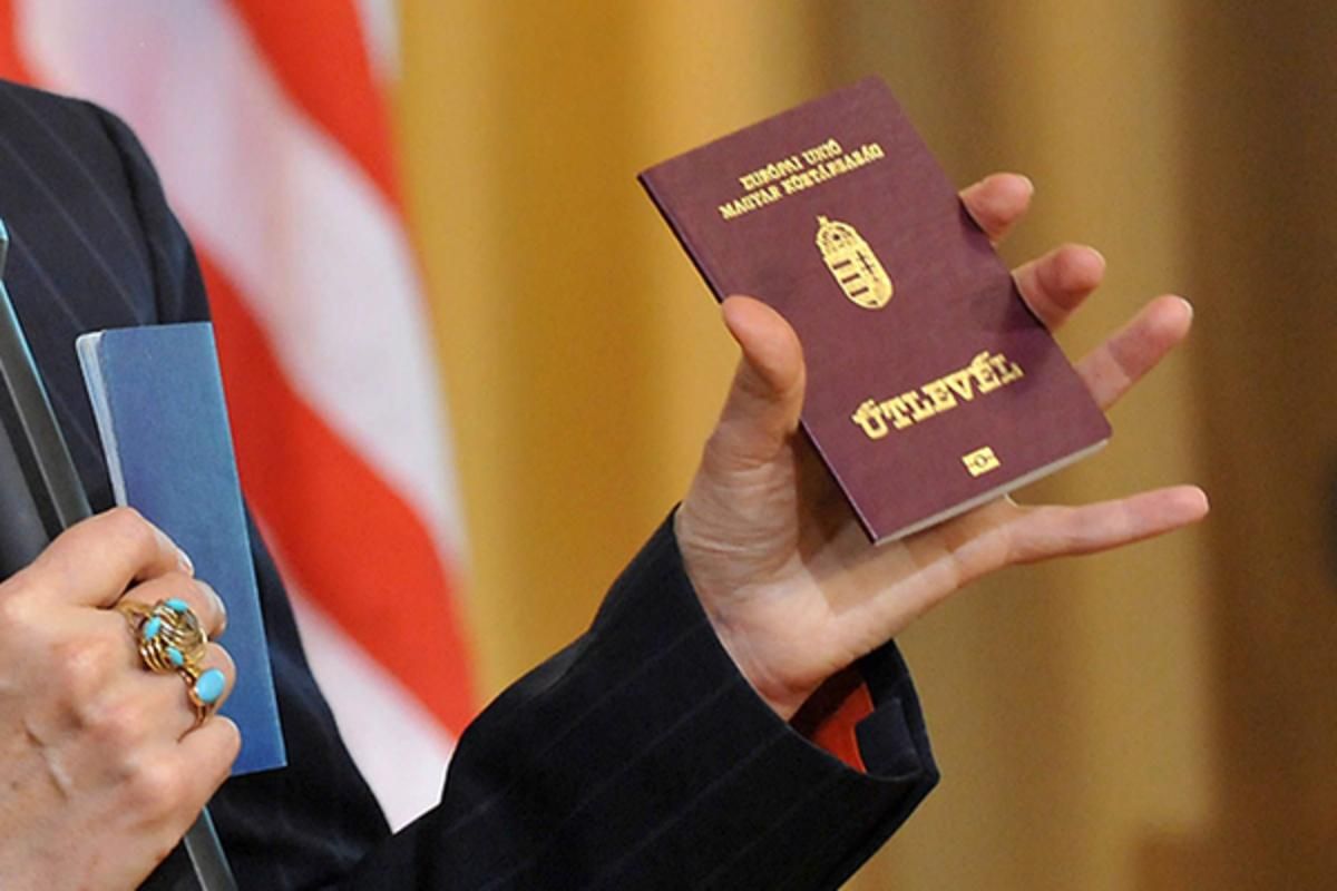 Скандальная выдача паспортов Венгрии на Закарпатье: кто снял резонансное видео