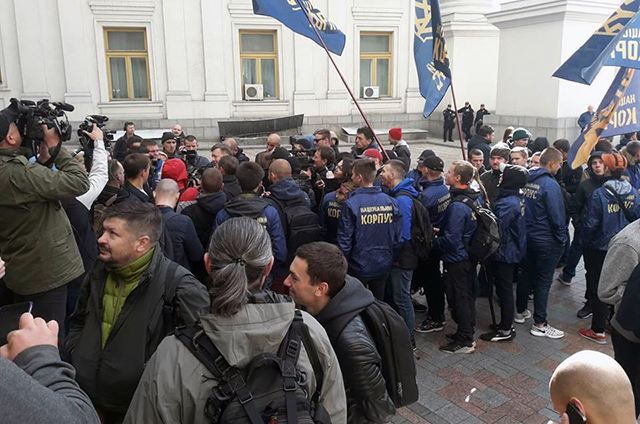 У Києві люди мітингують з вимогою вислати консула Угорщини на Закарпатті: фото
