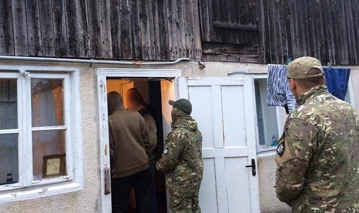 На Прикарпатті люди два роки жили у трудовому рабстві в нелюдських умовах: фото На Прикарпатті люди два роки жили у трудовому рабстві в нелюдських умовах: фото