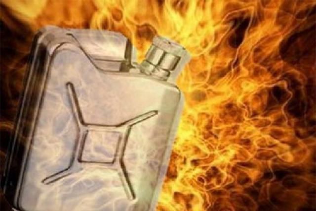 Ледь не згоріли живцем: на Львівщині через спалах бензину постраждали люди Ледь не згоріли живцем: на Львівщині через спалах бензину постраждали люди