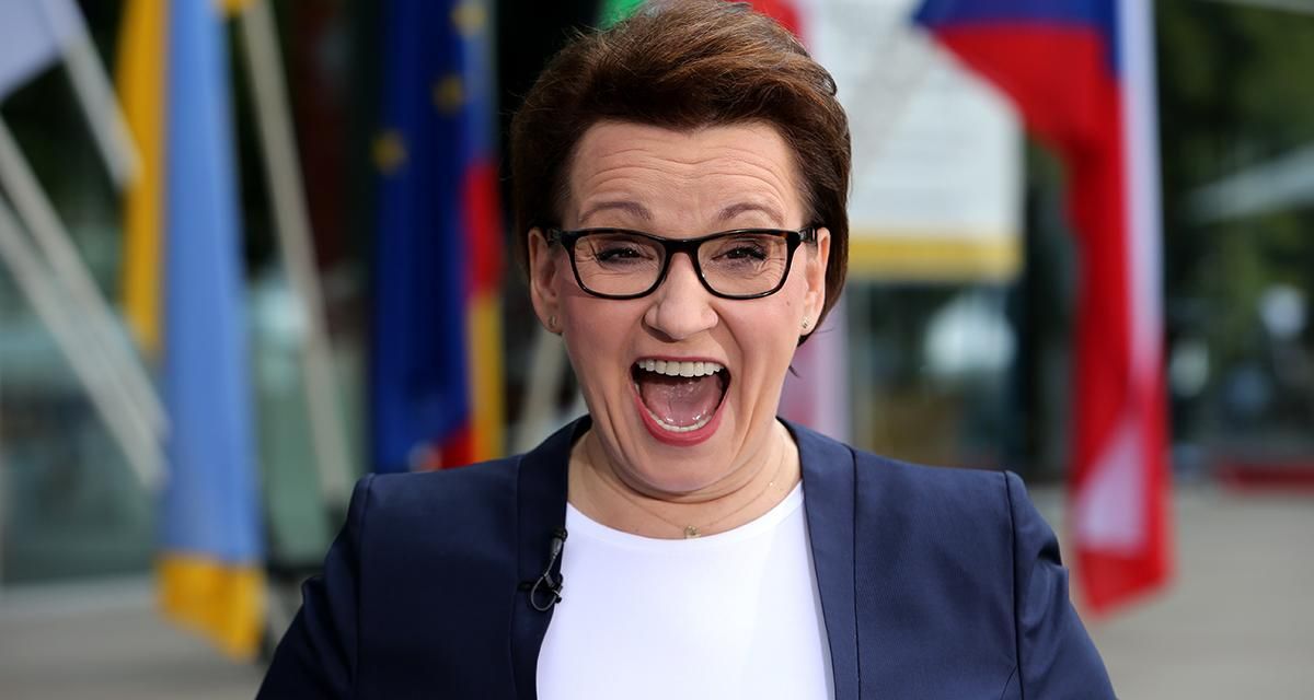 Премьер Польши получил публичную "пощечину" от министра образования за "полторы года" Премьер Польши получил публичную "пощечину" от министра образования за "полторы года"