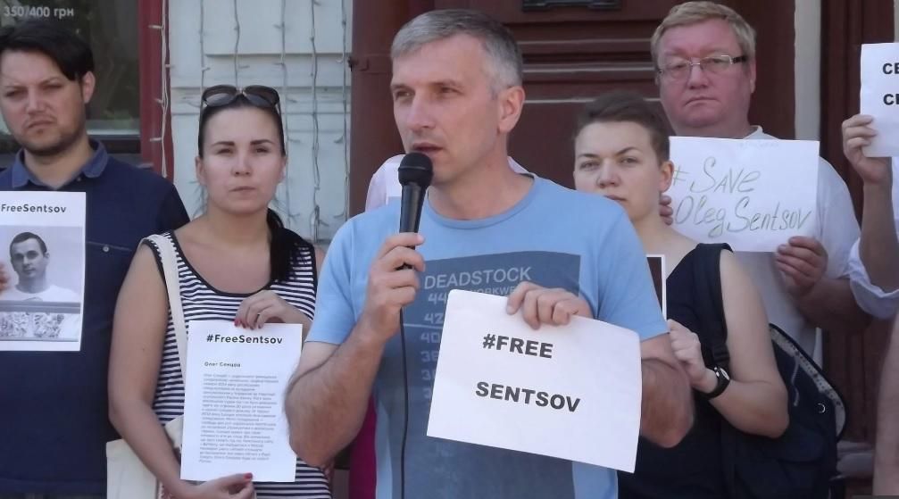 "Встає, жартує з медсестрами": відомо про стан пораненого в Одесі активіста Михайлика