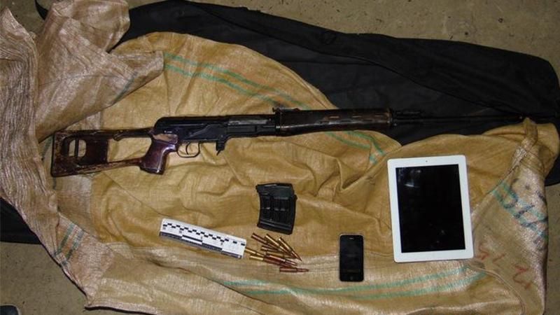 У Києві правоохоронці затримали чоловіка зі снайперською гвинтівкою та набоями У Києві правоохоронці затримали чоловіка зі снайперською гвинтівкою та набоями