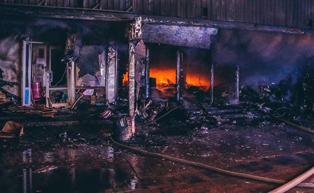 У Києві сталась масштабна пожежа на "Мінському" ринку: фото і відео