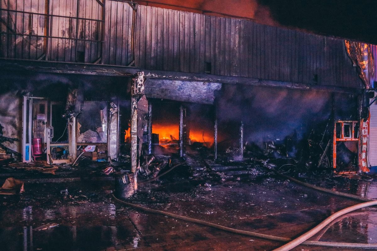 В Киеве произошел масштабный пожар на "Минском" рынке: фото и видео