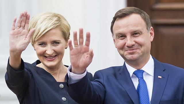 Супруга президента Польши станцевала перед протестующими в США: видео