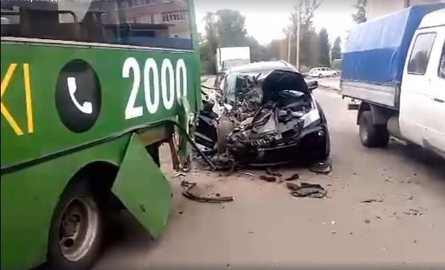 В Харькове авто на большой скорости влетело в маршрутку: много пострадавших