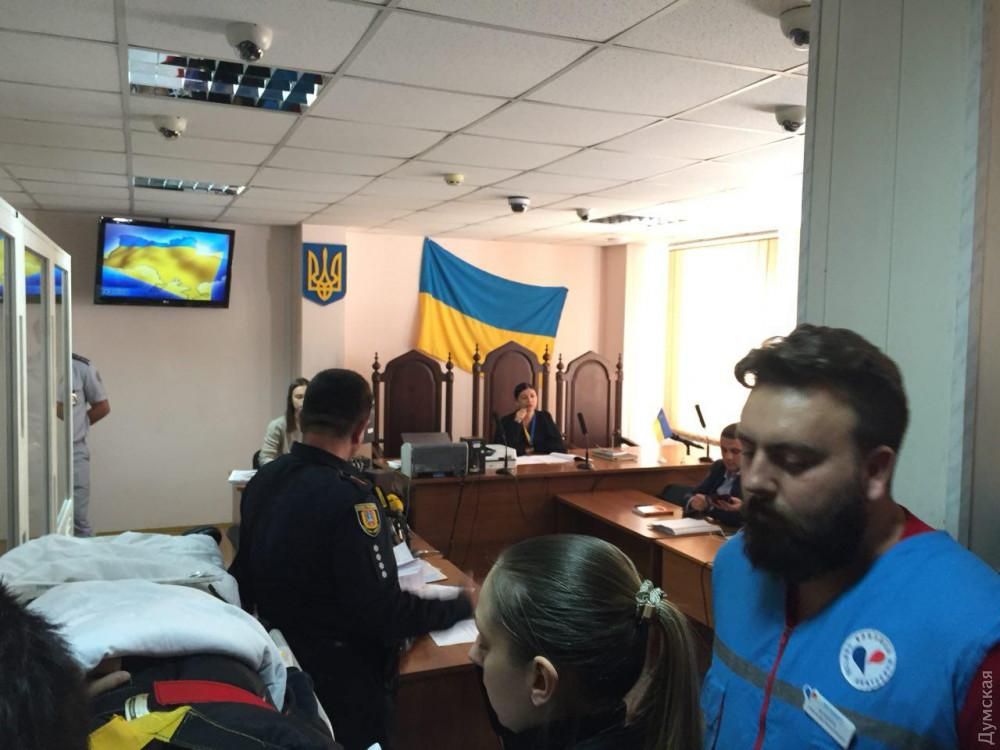 Нападение на активиста Михайлика: одного из подозреваемых привезли на каталке – фото из суда