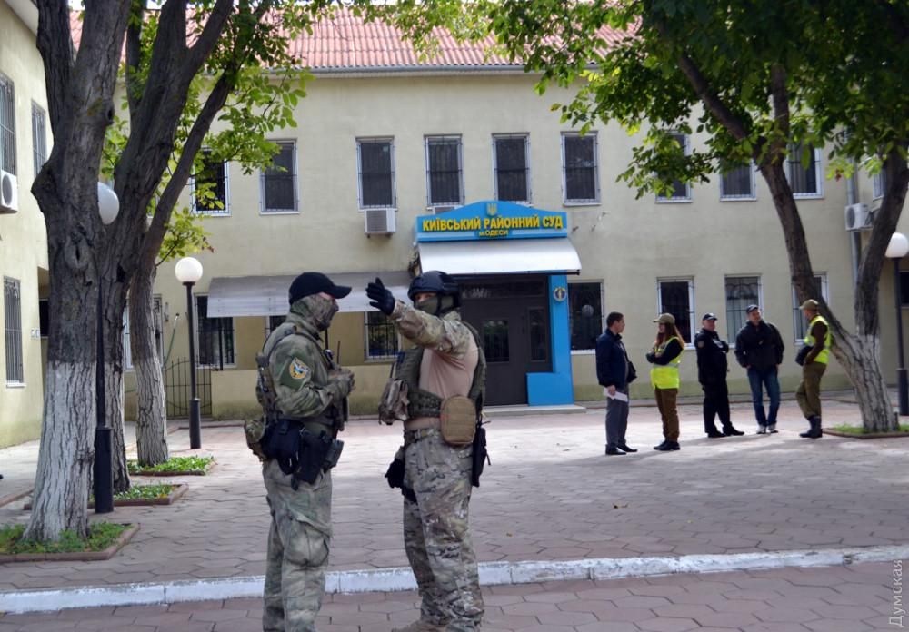 "Убийте його тут": підозрюваним у замаху на Михайлика обирають запобіжний захід "Убийте його тут": підозрюваним у замаху на Михайлика обирають запобіжний захід