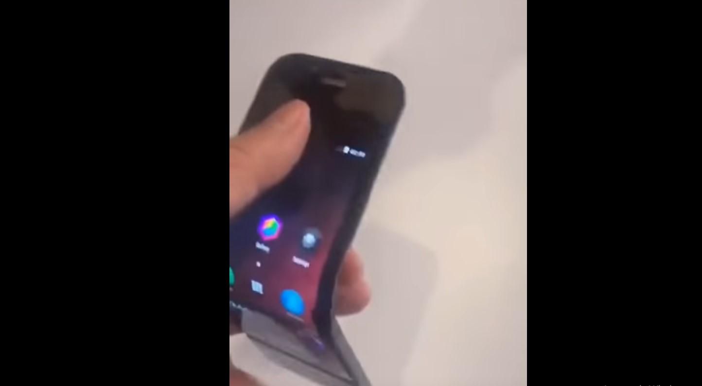 Виглядає неймовірно: Lenovo показала перший у світі гнучкий смартфон Виглядає неймовірно: Lenovo показала перший у світі гнучкий смартфон