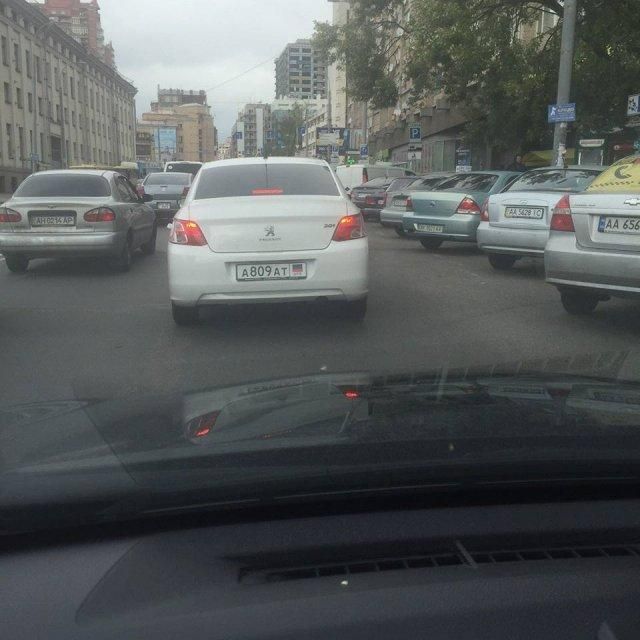 Києвом спокійно роз'їжджає авто з "номерами" так званої "ДНР": фото