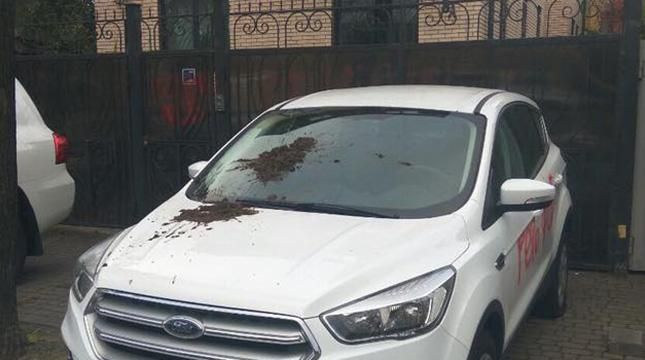 Авто посольства РФ в Києві облили фекаліями і фарбою: з'явилась реакція відомства