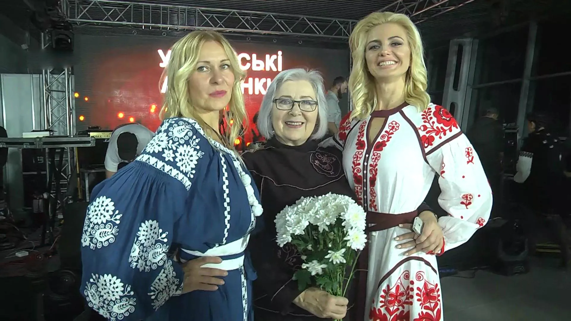 Модельєрка Олександра Теліженко з учасницями показу Модельєрка Олександра Теліженко з учасницями показу