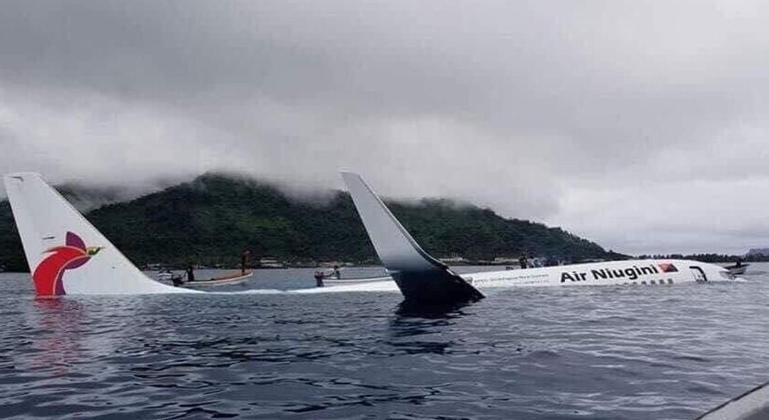 В Микронезии при посадке самолет упал в море: фото