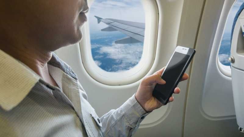 Чому не можна користуватись телефоном на борту літака?