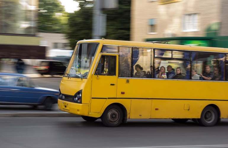 У Києві зі зброєю захопили маршрутку з людьми - 28.09.2018