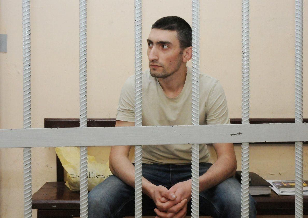 Біля ізолятора заблокували авто із звільненим "Топазом": фото та відео Біля ізолятора заблокували авто із звільненим "Топазом": фото та відео