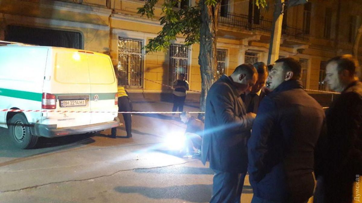 В Одесі зі стріляниною пограбували інкасаторів на велику суму: фото та відео В Одесі зі стріляниною пограбували інкасаторів на велику суму: фото та відео