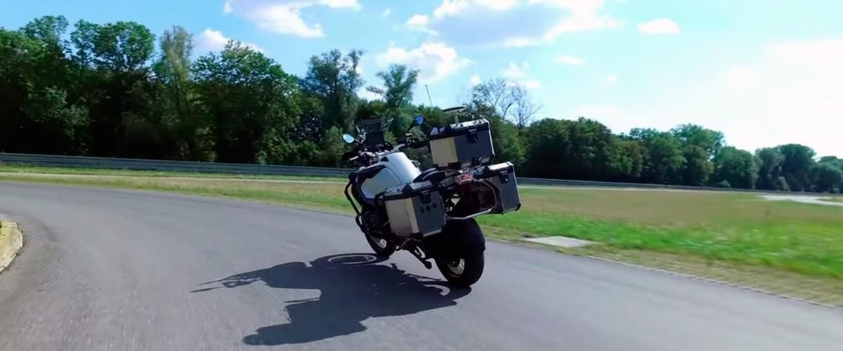 BMW Motorrad – самокерований мотоцикл, який чудово входить у повороти і вміє сам зупинитися