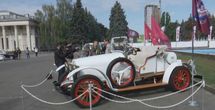 У Києві на фестивалі представили близько 1000 легендарних та унікальних ретроавтомобілів: фото