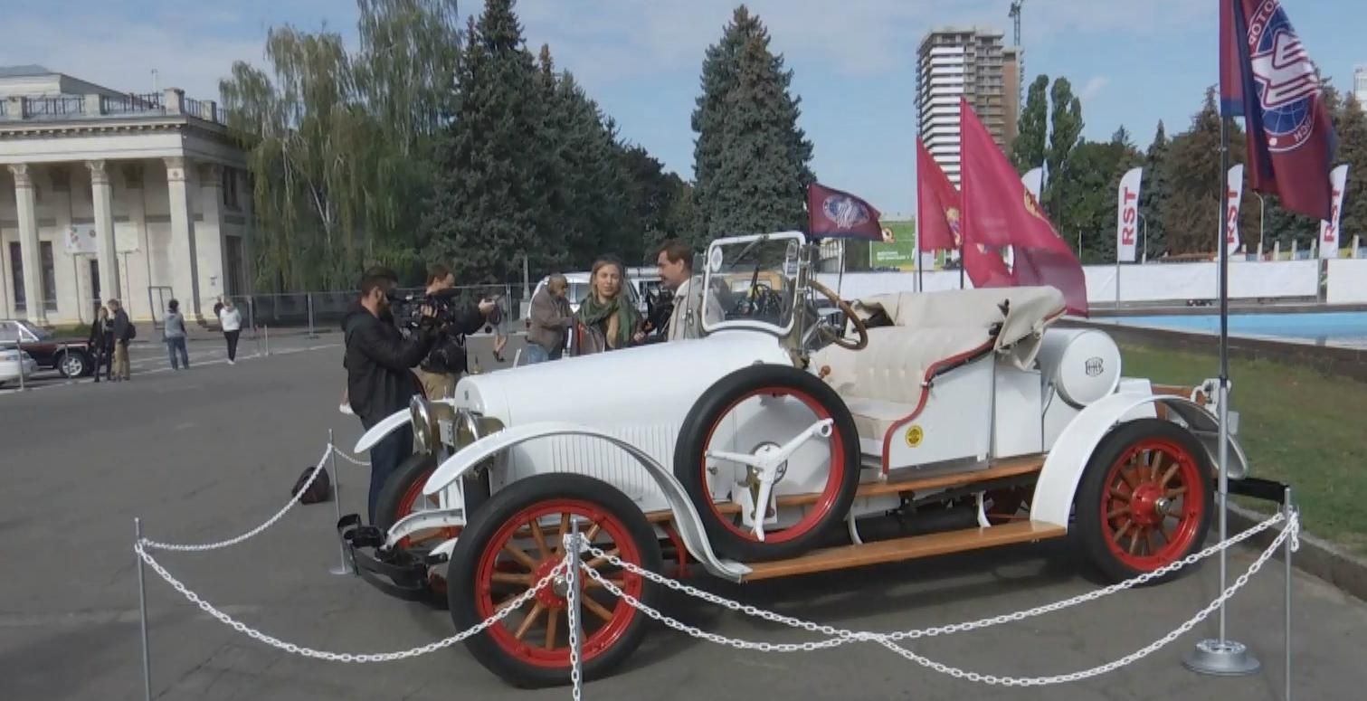 В Киеве на фестивале представили около 1000 легендарных и уникальных ретроавтомобилей: фото