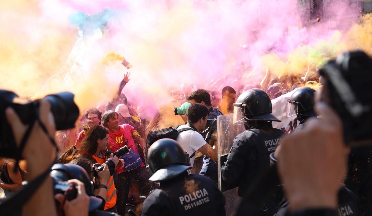Независимость Каталонии: в Барселоне произошли столкновения с полицией