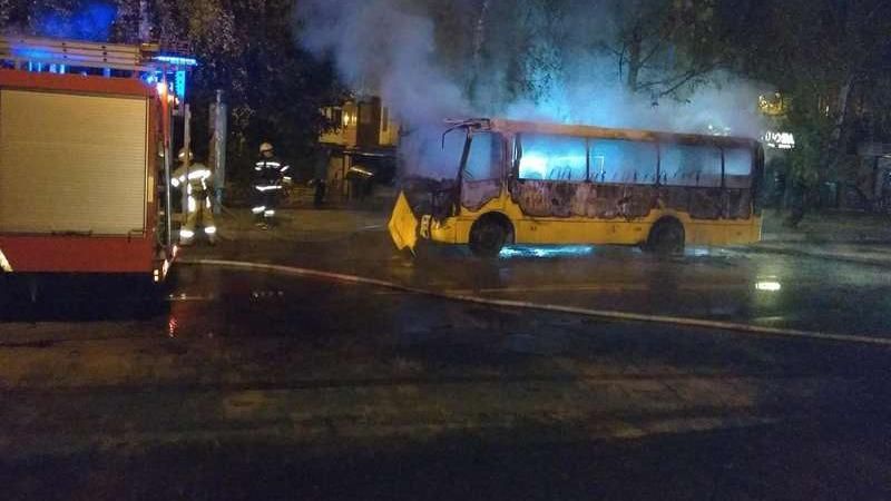 Маршрутка во время движения загорелась в Черновцах: фото, видео