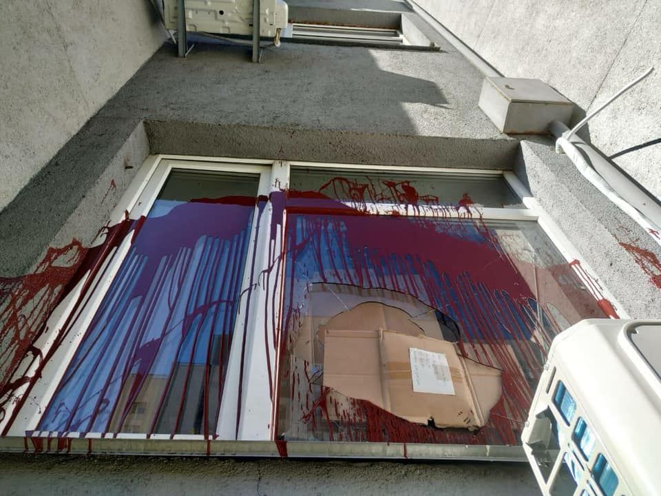 Невідомі напали на приймальню нардепа Білецького: з’явились фото Невідомі напали на приймальню нардепа Білецького: з’явились фото