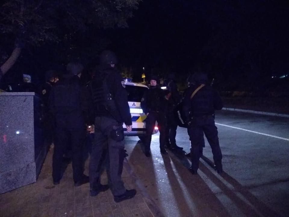 Неизвестный выстрелил в полицейского в центре Киева: появились фото и детали Неизвестный выстрелил в полицейского в центре Киева: появились фото и детали