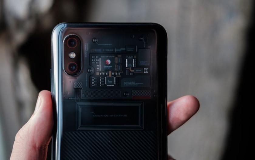 Смартфон Xiaomi Mi8 Explorer Edition испытали на прочность: видео Смартфон Xiaomi Mi8 Explorer Edition испытали на прочность: видео