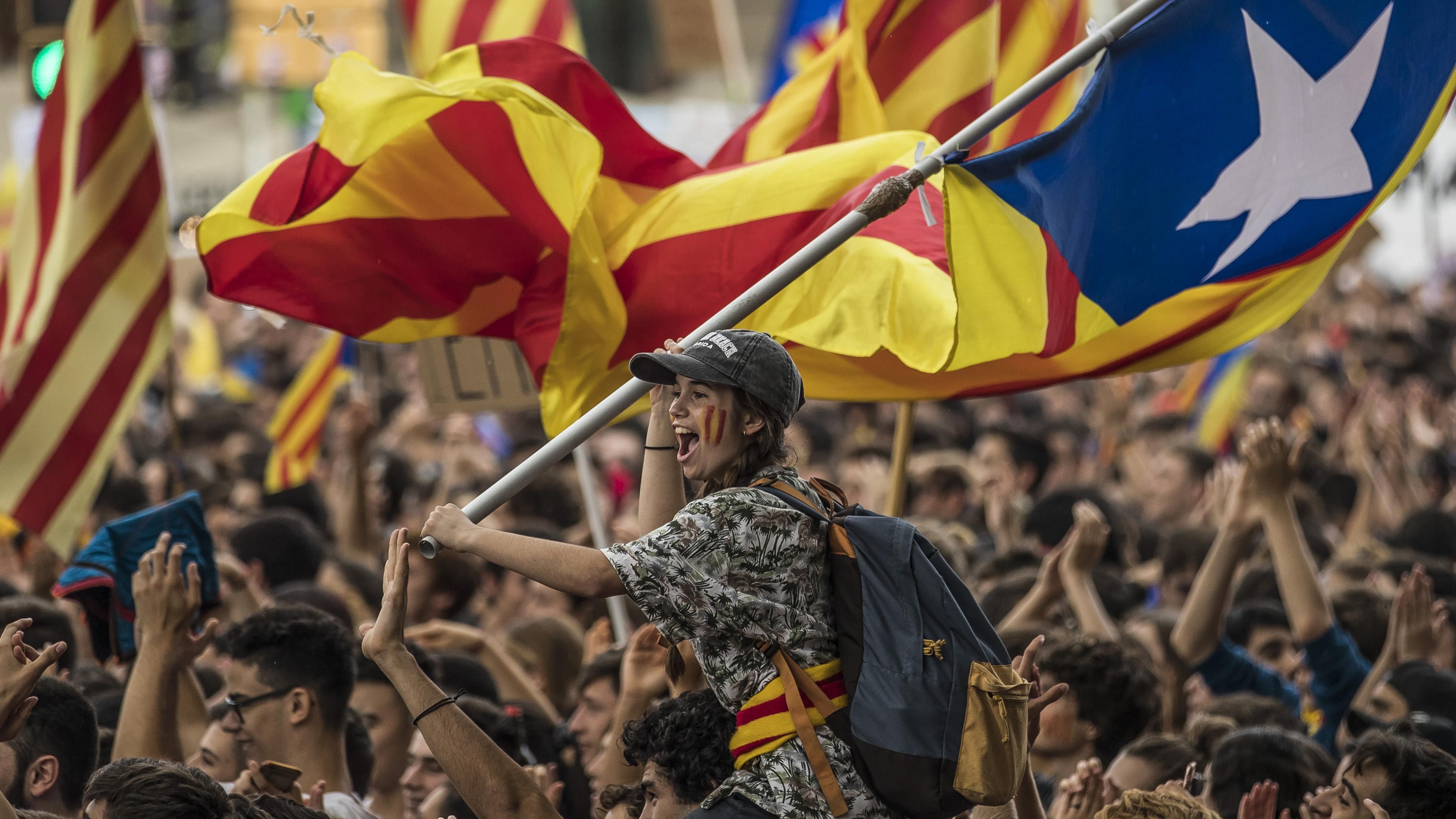 Протесты в годовщину референдума в Каталонии: активисты заблокировали авто- и железную дороги